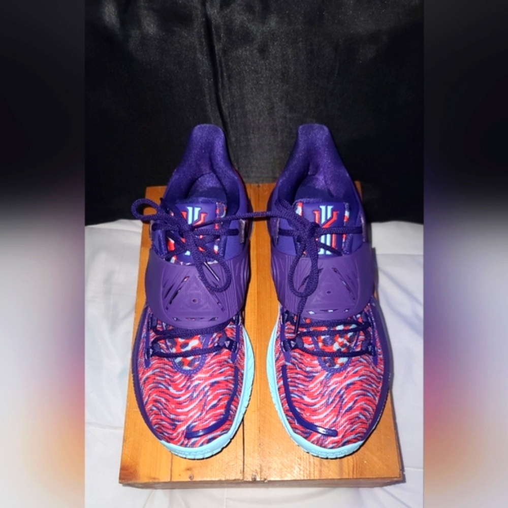 EUC Nike Kyrie Low 3